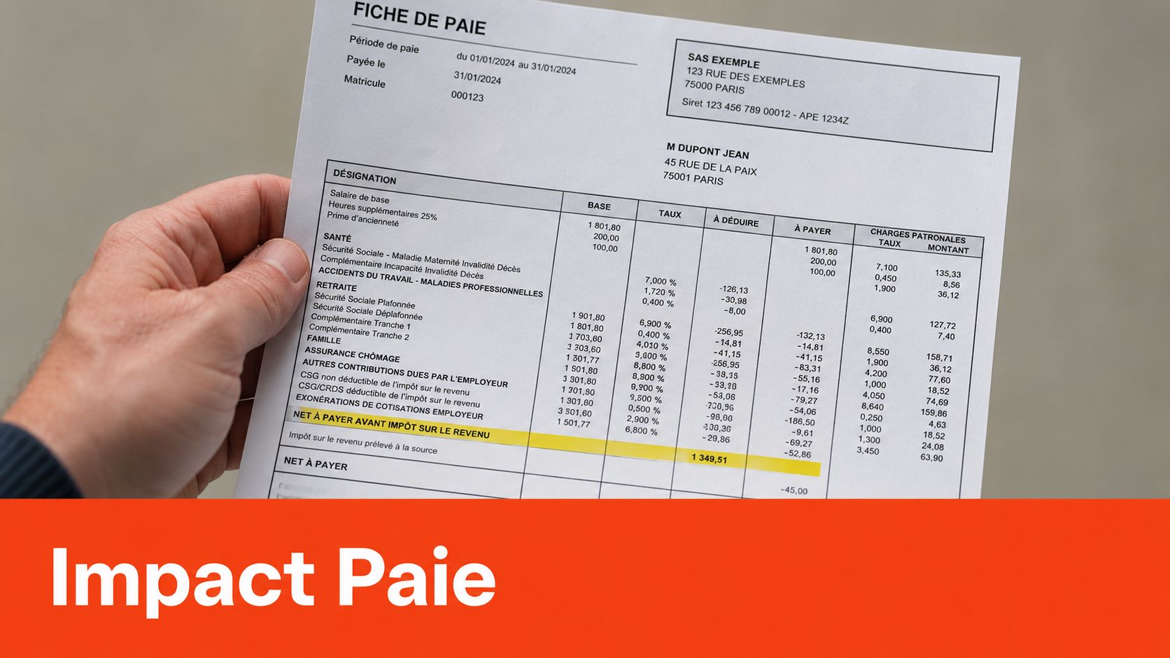 Une main tenant une fiche de paie détaillée avec les montants, les taux et les cotisations sociales.