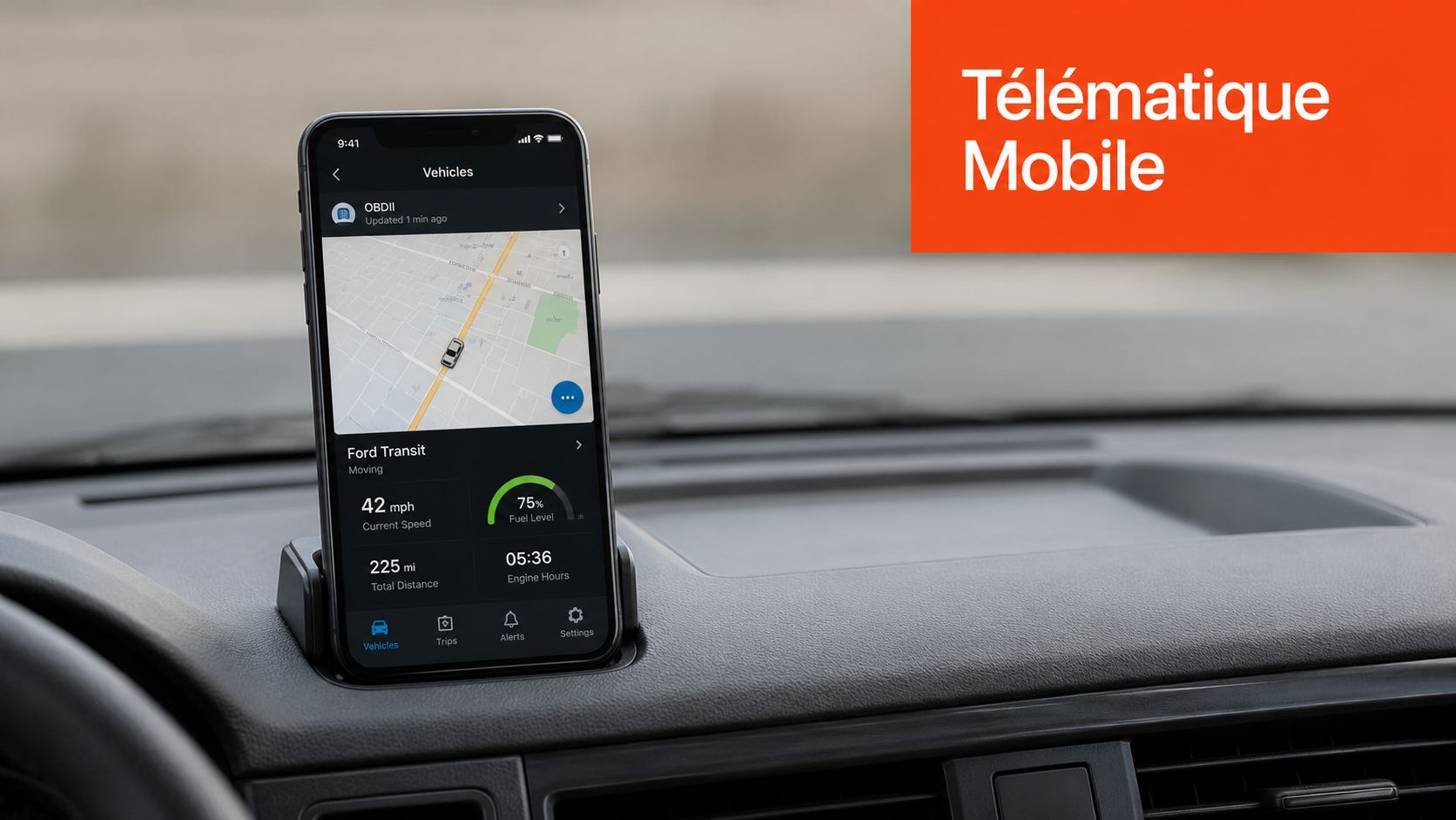 Un smartphone affichant une application de suivi télématique de véhicule posé sur le tableau de bord